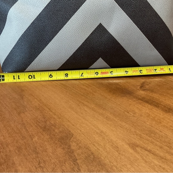 Dooney & Bourke Brown Tan Chevron Bailey Tote - Picture 14 of 14